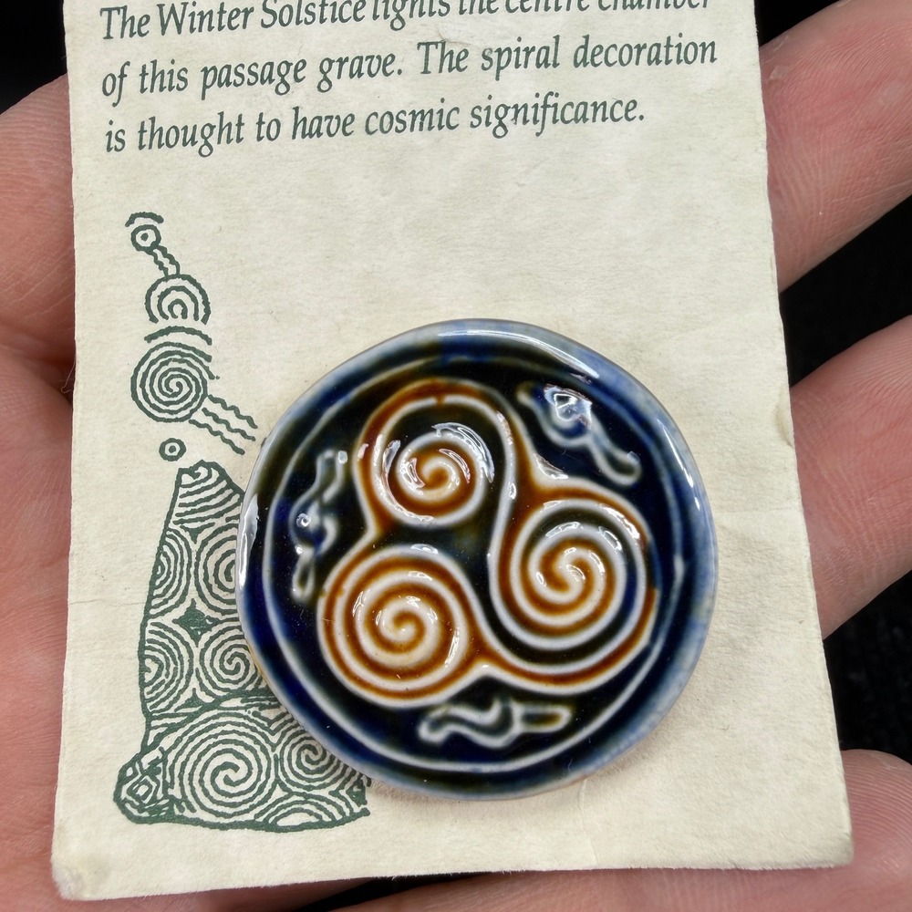 Arkland Studio Newgrange Ceramic Brooch Ireland Celtic Triple Spiral Pin NEW - Picture 6 of 7